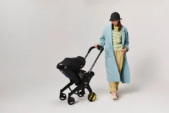Doona I Babyskydd Och Barnvagn I Ett Nitro Black