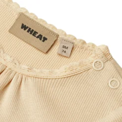 Edna Ribbad Kortärmad Baby Body Macadamia