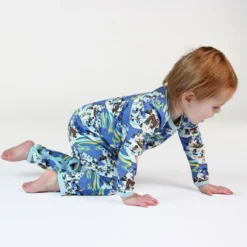 Långärmad Onesie i Federal Blue med vinterlandskap