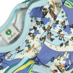 Långärmad Onesie i Federal Blue med vinterlandskap