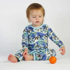 Långärmad Onesie i Federal Blue med vinterlandskap