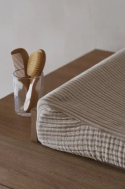 Överdrag Till Skötbädd I Muslin Stripe Beige White